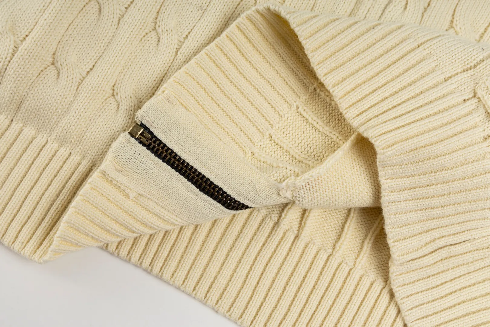 P260 #R98 RALPH LAUREN Ralph Lauren nine-color classic small label embroidery logo full zipper knitted cable cardigan sweater, high-density LOGO embroidery on the chest, original customization of tag accessories. Made of pure cotton yarn, pure cotton is skin-friendly and comfortable, small label war horse embroidered twist zipper cardigan sweater 🐎 high quality, follow the blogger to learn how to wear it! Let’s buy a Ralph Lauren cable sweater. It’s a super hard-to-find series after it became popular. It’s hard to find one on the official website. It’s simple and practical to wear, with a lazy and loose feel. The thickened fabric has more texture, feels soft and delicate, and has a loose fit. Whether worn alone or layered, you can wear different styles of fashion with just one piece!   Size：XS S M L